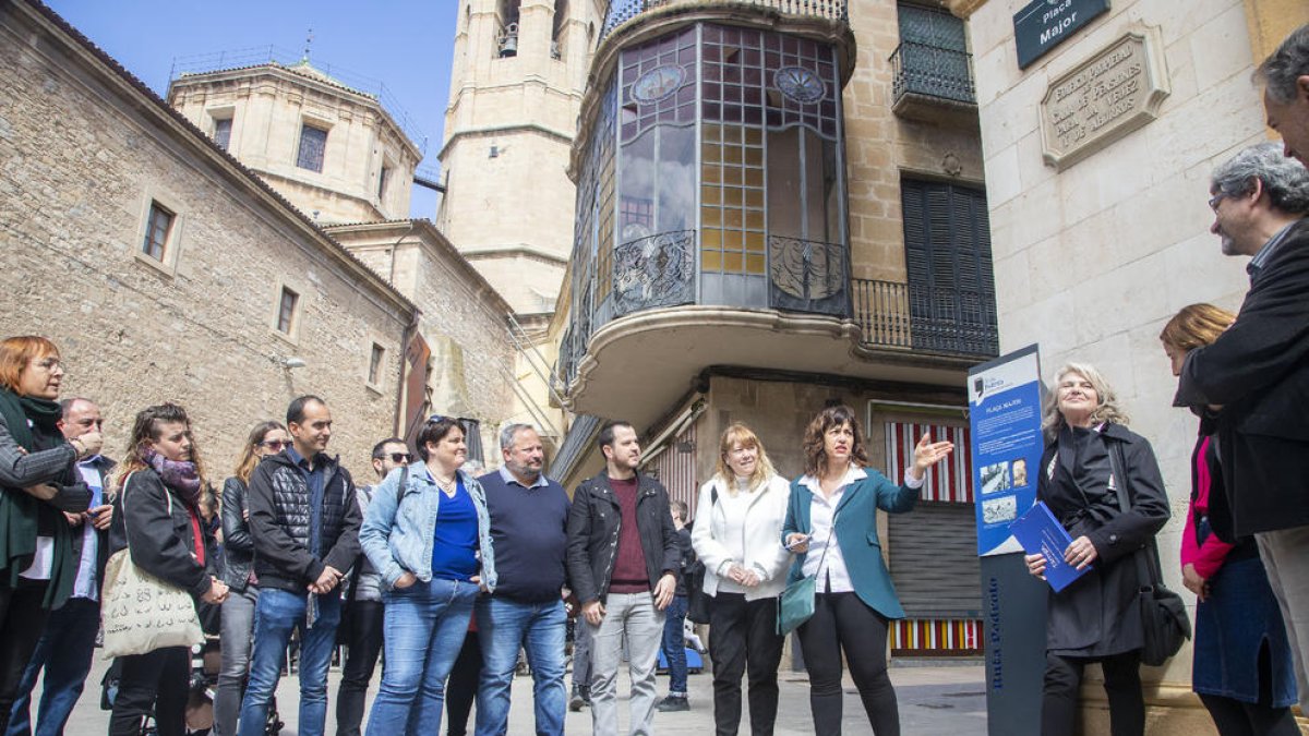 La consellera de Cultura, Natàlia Garriga (jaqueta blanca), va presidir la inauguració de la ruta Pedrolo.