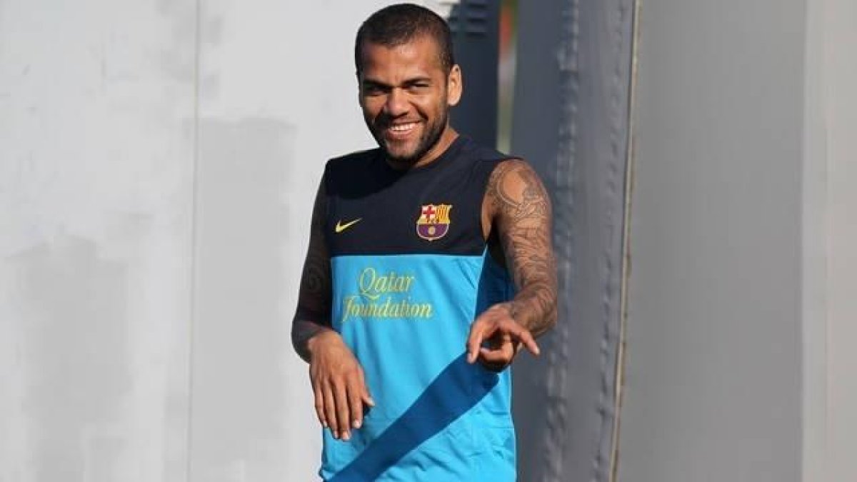 Dani Alves entrenando con el Barcelona.