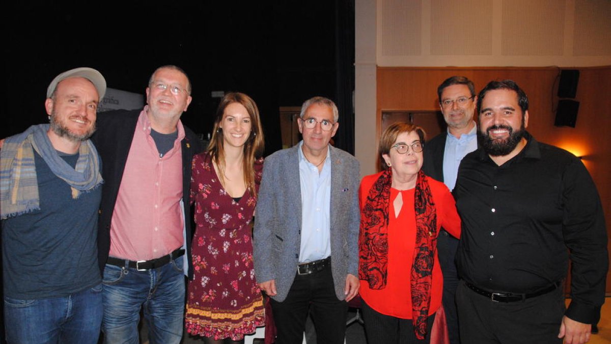 Albert Martínez (a la derecha) junto con las autoridades, Mònica Usart y participantes en el acto. 