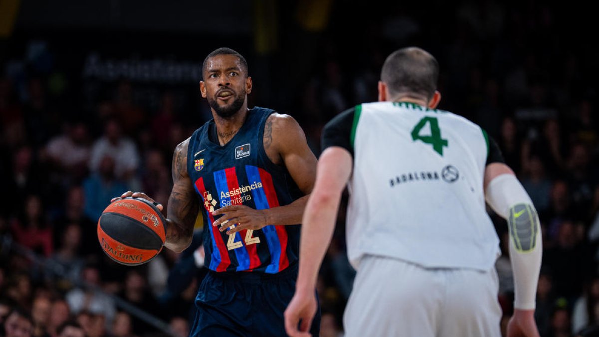 Cory Higgins condueix l’atac blaugrana davant de Pau Ribas.