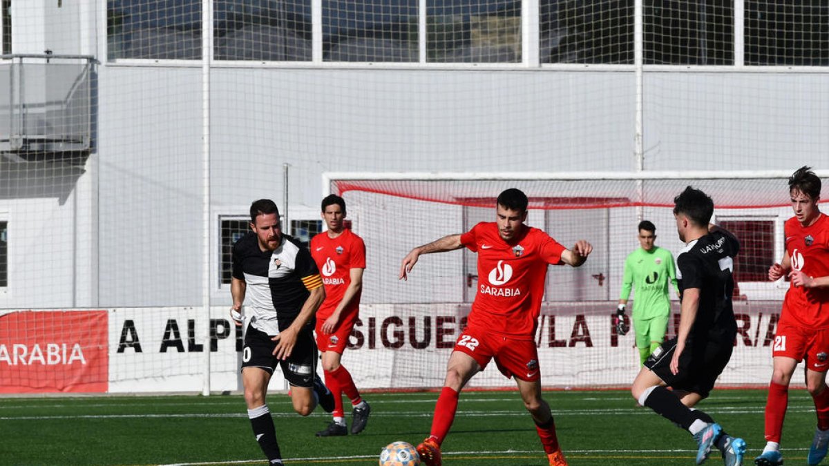 El jugador local Roger Figueres portant la pilota.