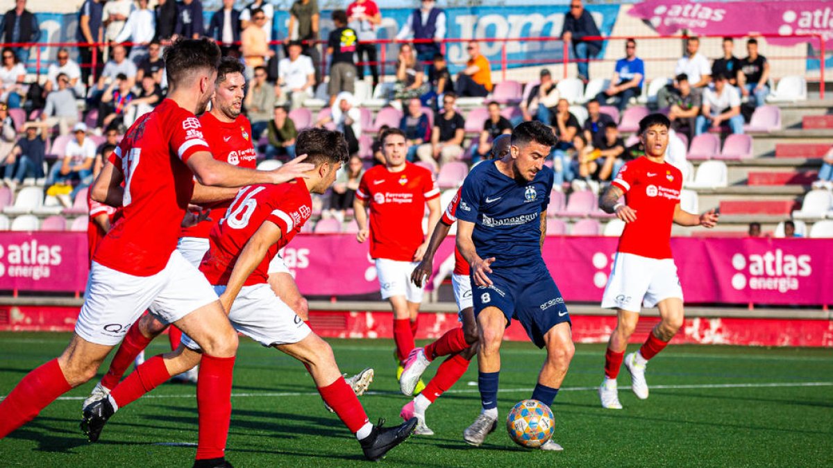 El jugador local Joel Huertas remata el balón ante la mirada de varios rivales. 