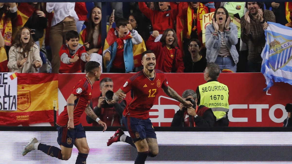 El delantero del Espanyol Joselu debutó con la selección con un doblete en un minuto nada más entrar.