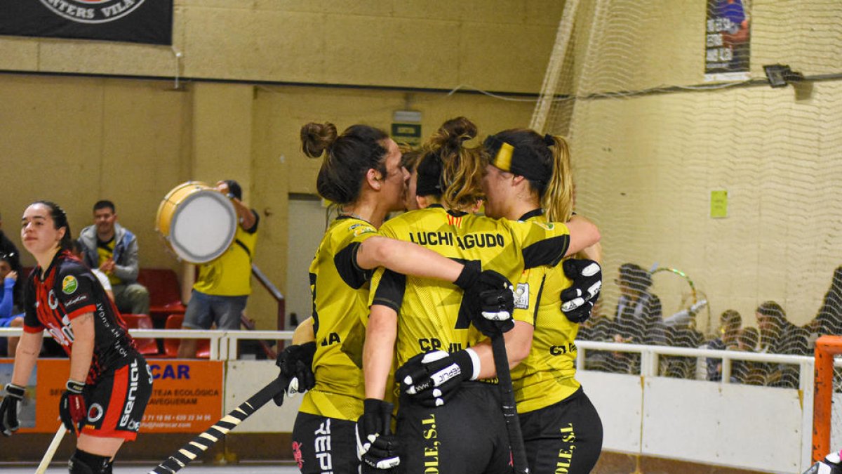 Les jugadores del Vila-sana celebren un dels seus set gols, ahir davant del Sant Cugat.