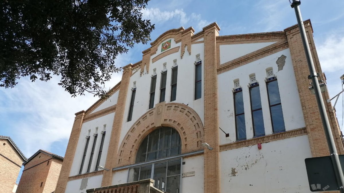 La façana del Mercat del Pla, amb alguns desperfectes.