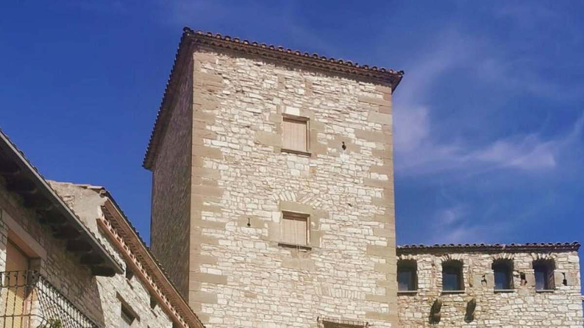 La plaça major és presidida per la façana imponent del castell, que en l'actualitat alberga les oficines municipals