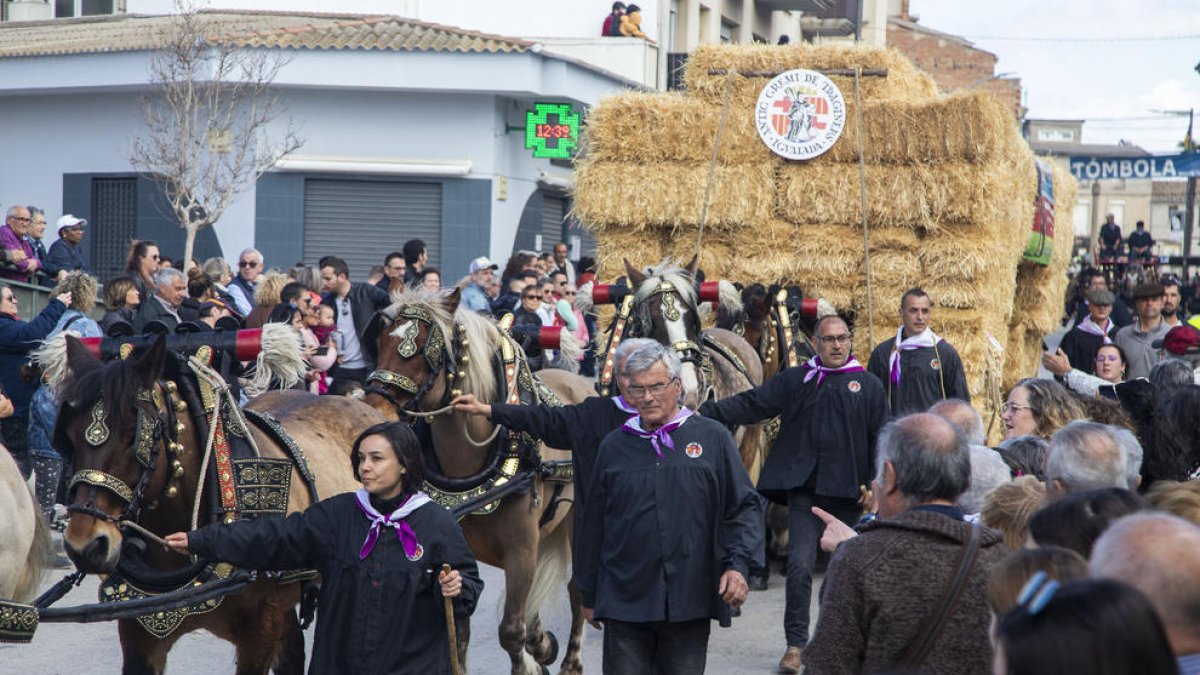 Aquest carro d’Igualada va ser un dels més grans de la desfilada, juntament amb altres de locals.