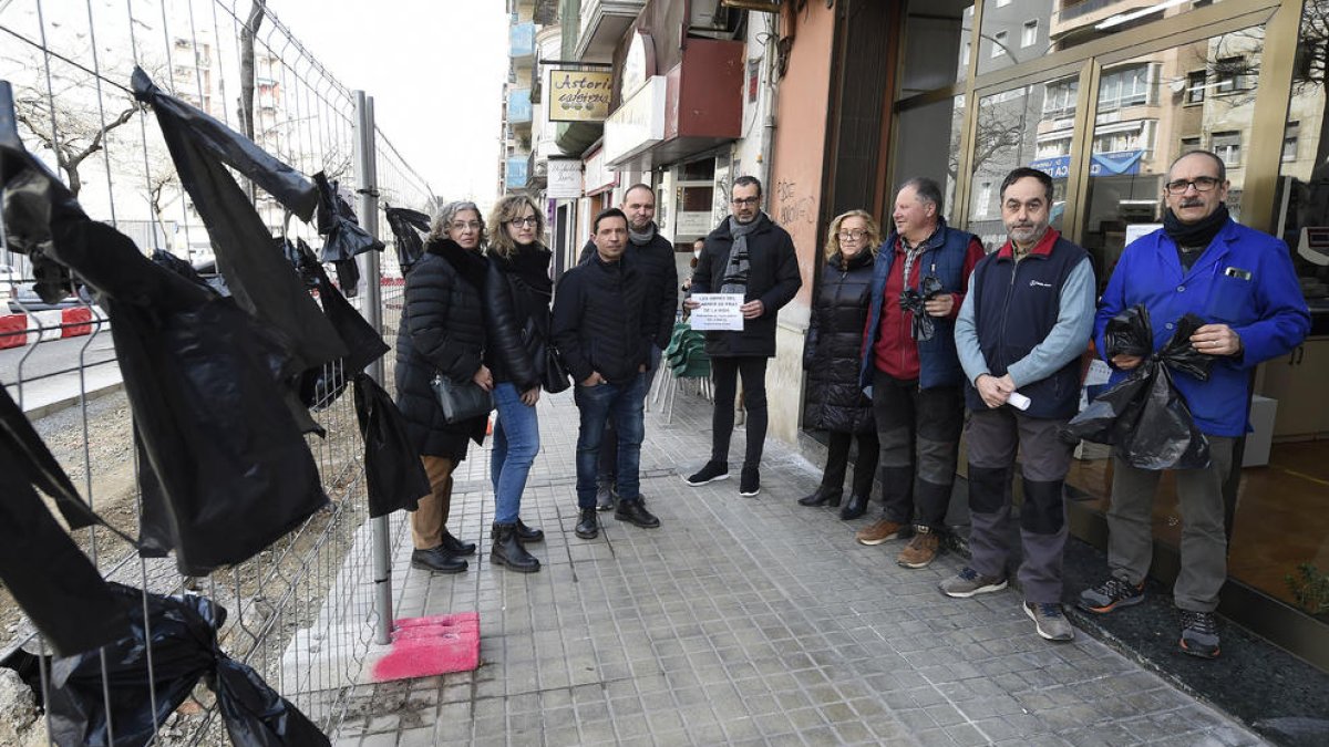 Comerciants de Prat de la Riba, Pi i Margall i Paer Casanovas davant dels llaços negres col·locats en un tram de tanques com a protesta.