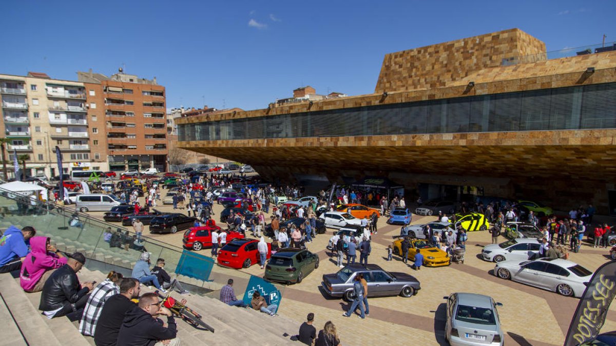 La plaza de la Llotja de Lleida acogió durante la mañana de ayer la exposición de estos vehículos ‘stance’, con la suspensión modificada.