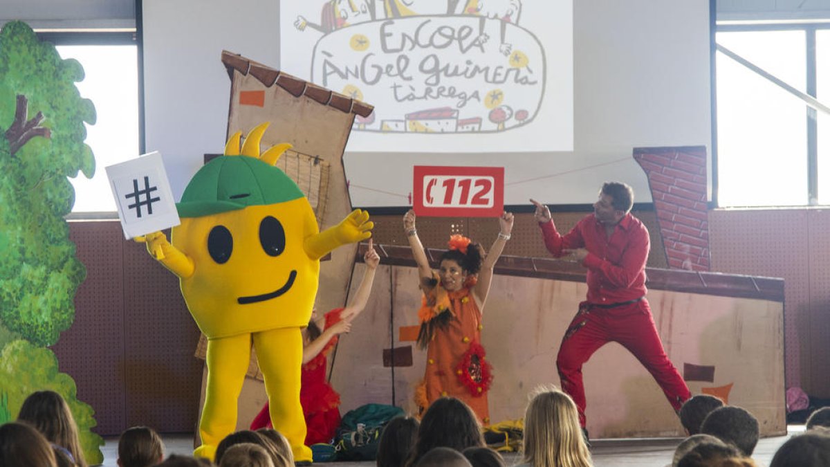 Representació ahir de l’obra ‘A foc lent’ a alumnes de l’escola Àngel Guimerà de Tàrrega.