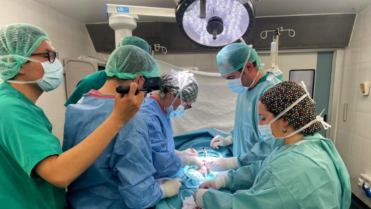Moment de la primera intervenció per implantar una pròtesi de penis a l'Hospital Joan XXIII de Tarragona.
