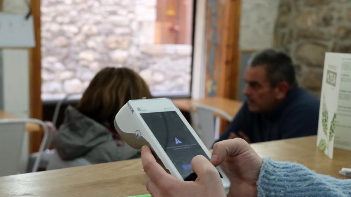 Un datàfon en una cafeteria de Sant Llorenç de Morunys, al Solsonès