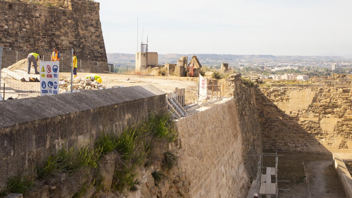 La reconstrucción de la muralla desplomada del Turo de la Seu, casi lista