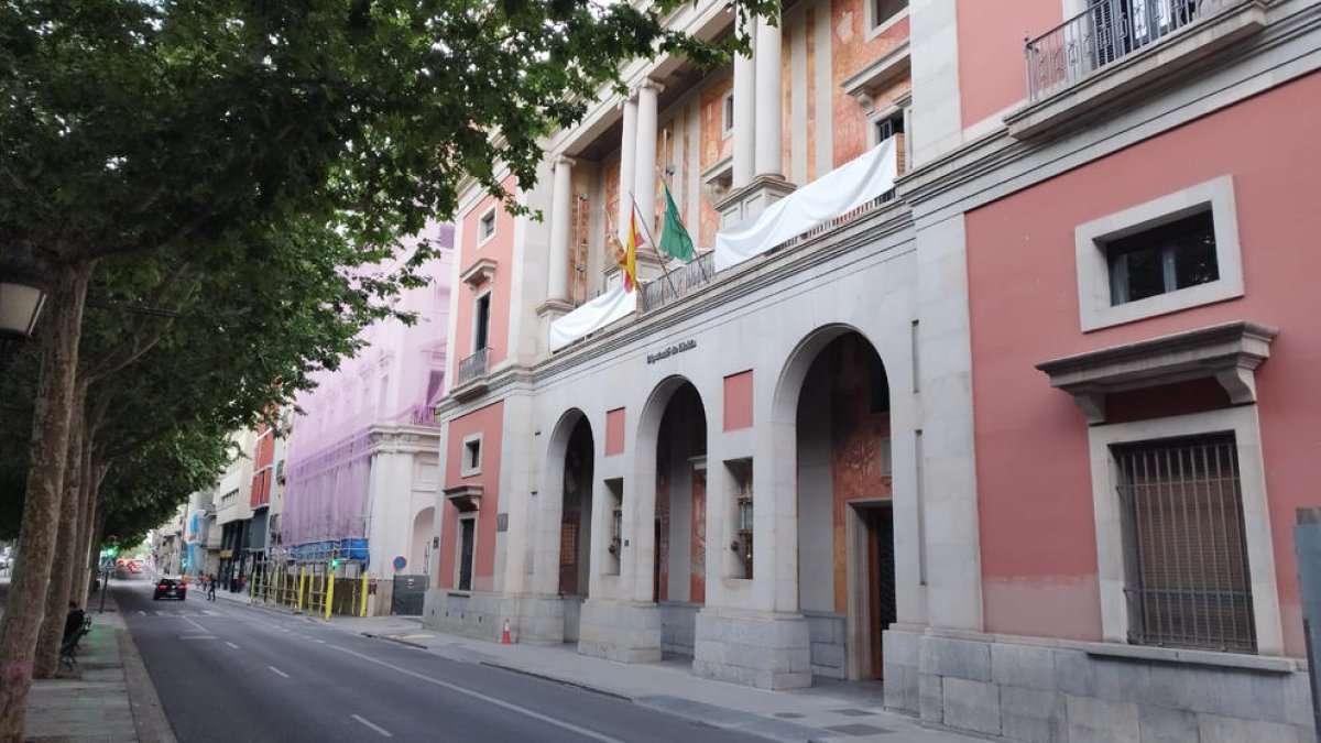 La façana de la Diputació ahir, amb les pancartes encara tapades.
