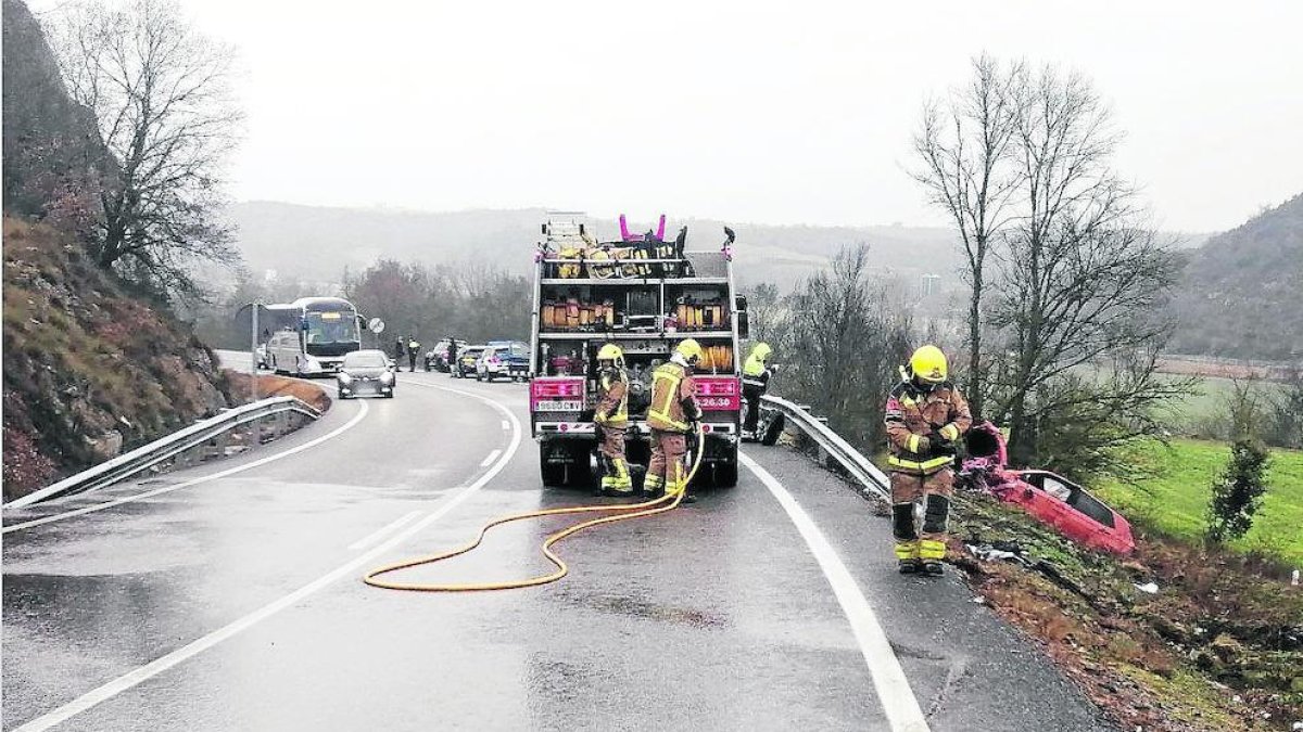 Los servicios de emergencias durante la actuación ayer en el accidente en Ponts en dirección Barcelona. 