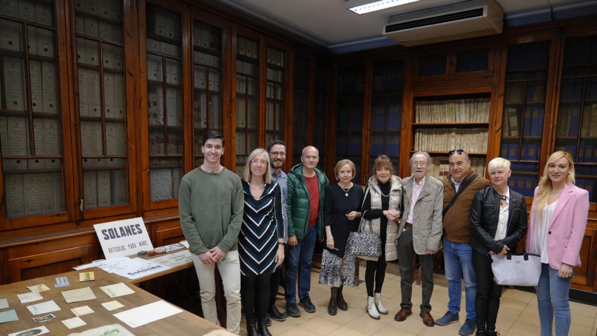 Magda Solanes i familiars, amb alguns dels documents donats a l’Arxiu Municipal de Lleida.