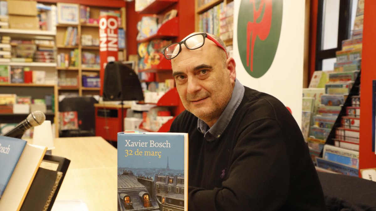 Xavier Bosch presenta '32 de març' en la librería Caselles de Lleida