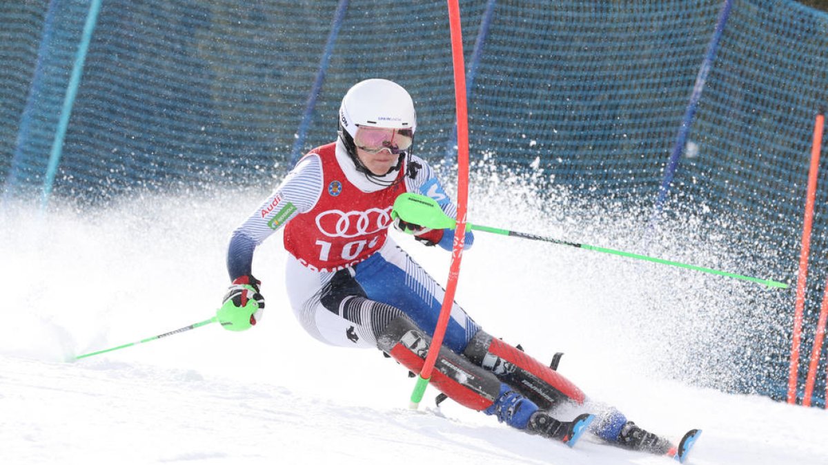 Arrieta Rodríguez, exesquiadora del CEVA aranés, durante la jornada de ayer en Baqueira Beret.