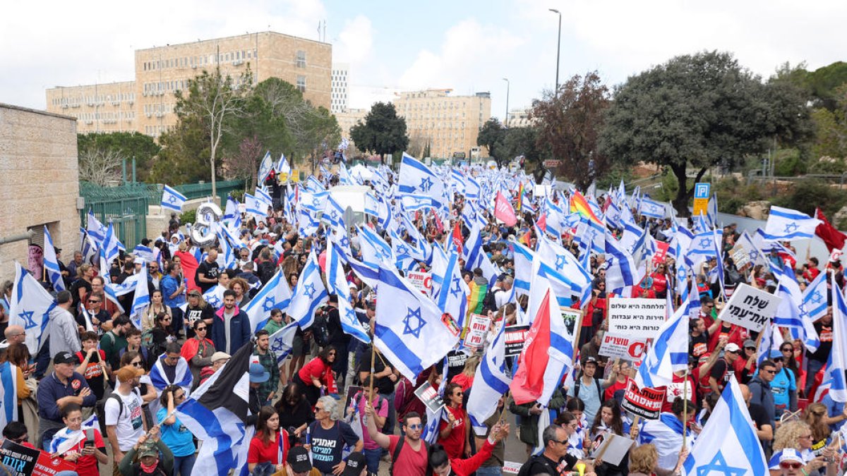 Manifestantes contra la reforma judicial ante la Knéset.