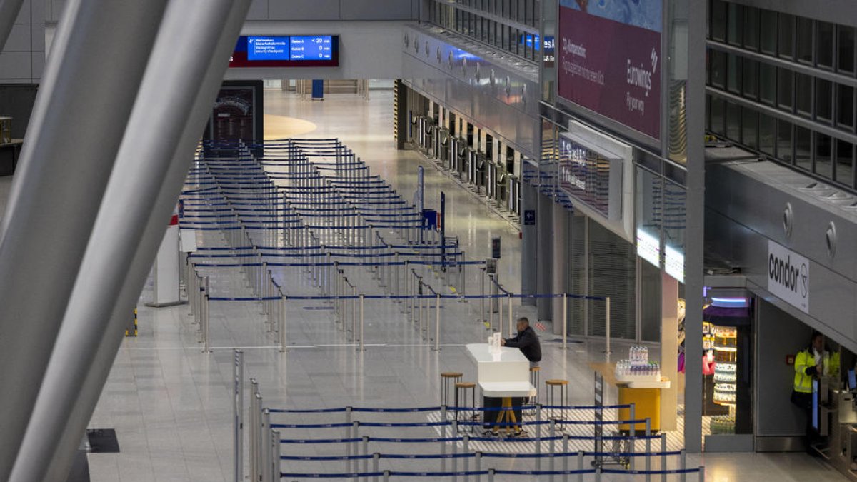 Imatge dels passadissos buits de l’aeroport de Düsseldorf, afectat per la vaga de 24 hores.