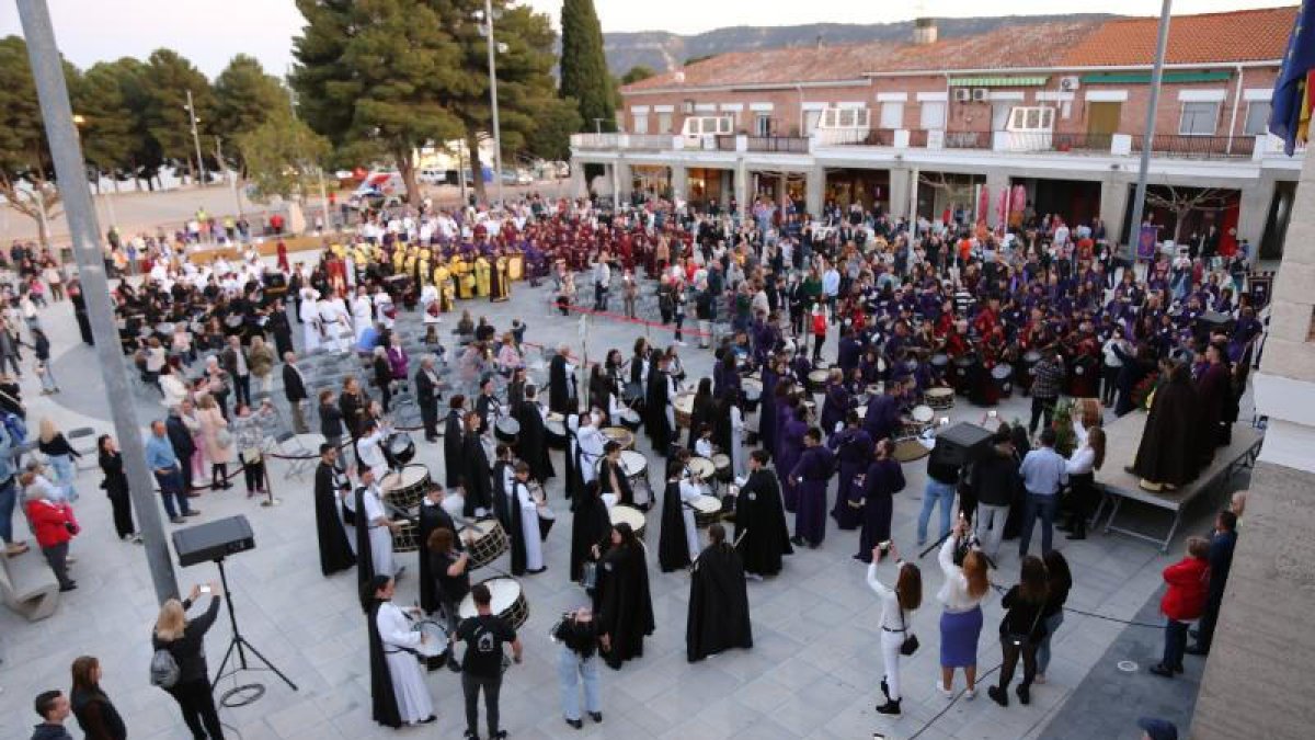 Les confraries es van concentrar a la plaça de l’Ajuntament de Mequinensa.