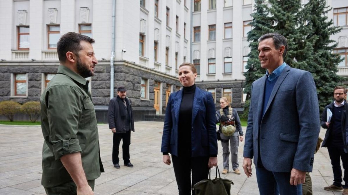 El presidente de Ucrania, Volodimir Zelenski; la primera ministra de Dinamarca, Mette Frederiksen, y el presidente del Gobierno, Pedro Sánchez, se saludan antes de reunirse este jueves en Kíev.
