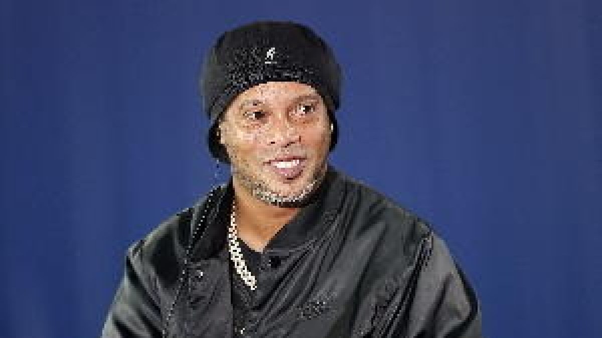 Ronaldinho fitxa per l'equip d'Ibai Llanos a la Kings League