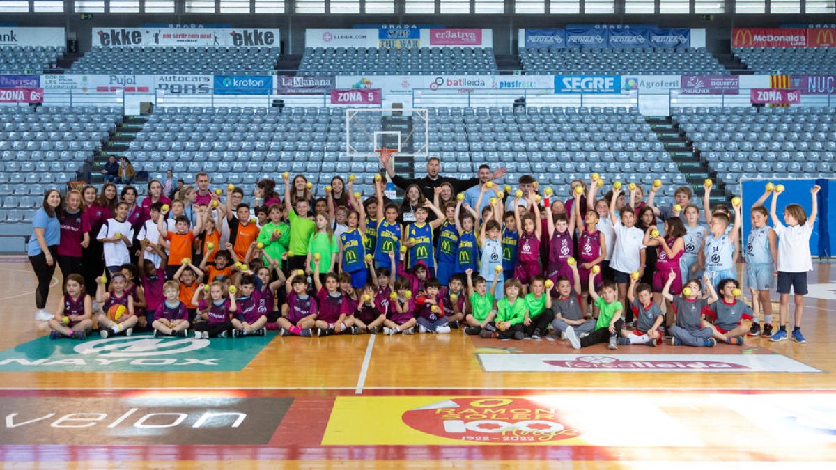 Foto de familia de los más de 70 niños y niñas que tomaron parte el pasado domingo en la cuarta Trobada d’Escoles organizada por el CBF Lleida en el Barris Nord.