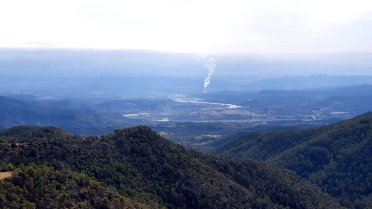 Fotografía hecha desde Almatret, en el Segrià, donde se puede ver la central de Ascó al fondo