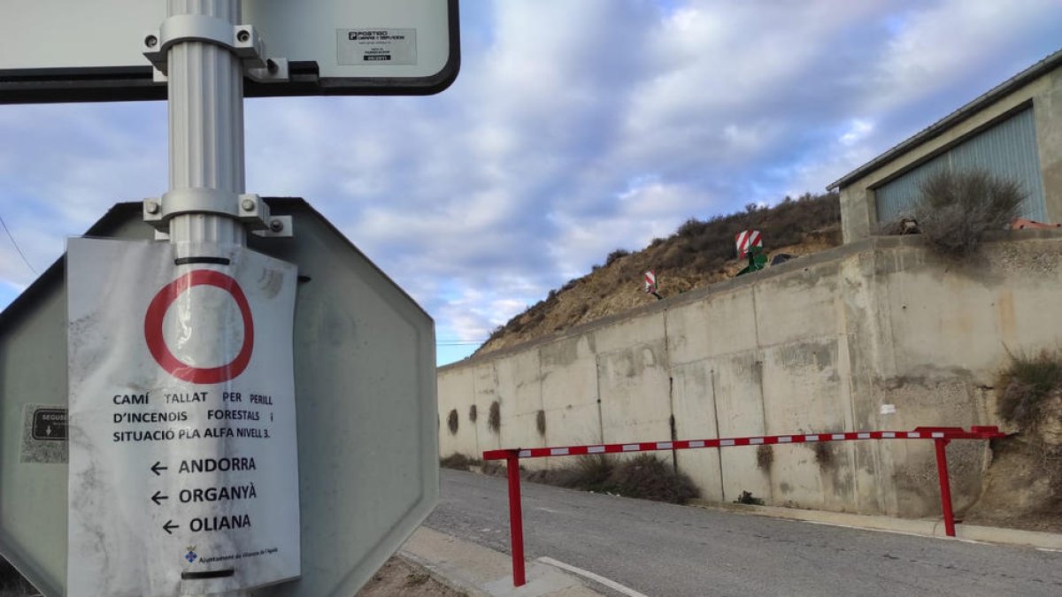 El camino de Vilanova de l’Aguda cortado para impedir el paso de vehiculos por la población.