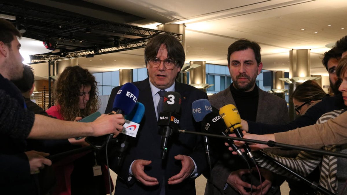 Els eurodiputats Carles Puigdemont i Toni Comín durant una atenció a mitjans al Parlament Europeu després de la tornada i detenció de Clara Ponsatí a Catalunya.