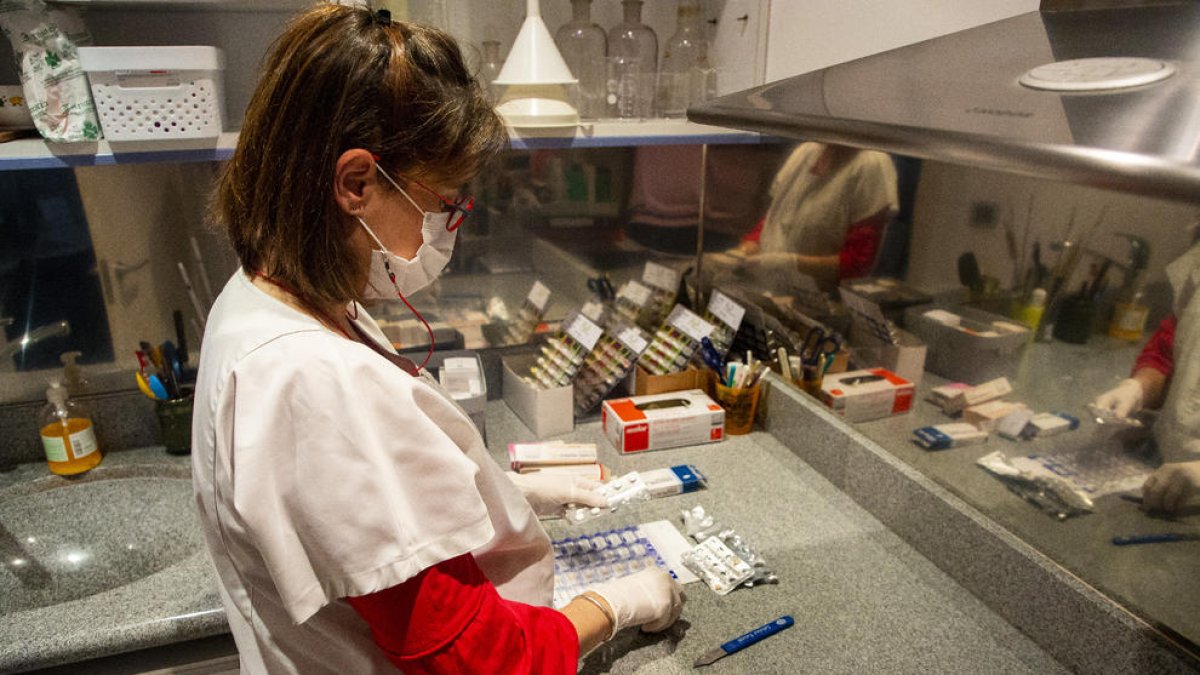 Núria Pera, la farmacèutica de la farmàcia Pera Ysac a Vilanova de la Barca, preparant un dels blísters que ofereix als seus clients.