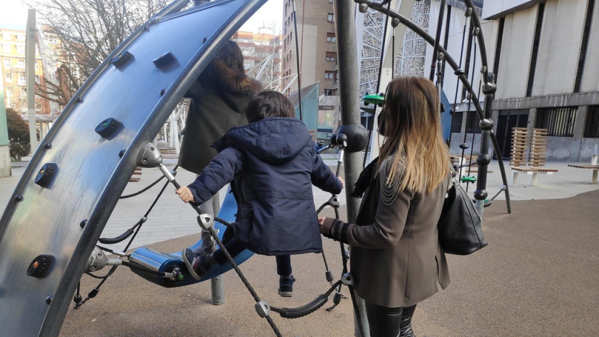 La nova llei dona protecció a les famílies més vulnerables, com les monomarentals.