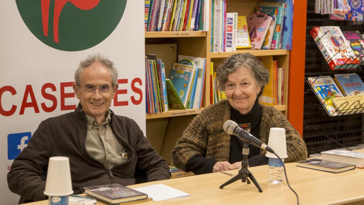 Els escriptors pallaresos Pep Coll i Maria Barbal, ahir a la llibreria Caselles de Lleida.