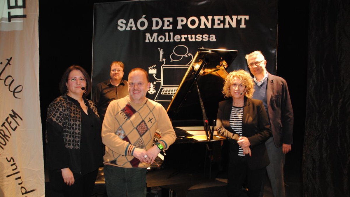 Los autores premiados junto las periodistas Anna Sáez y Roser Perera, con David Pradas al piano.