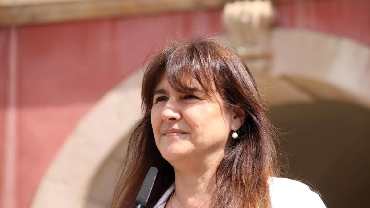 La presidenta del Parlament suspesa, Laura Borràs, durant una atenció a mitjans davant del Parlament.