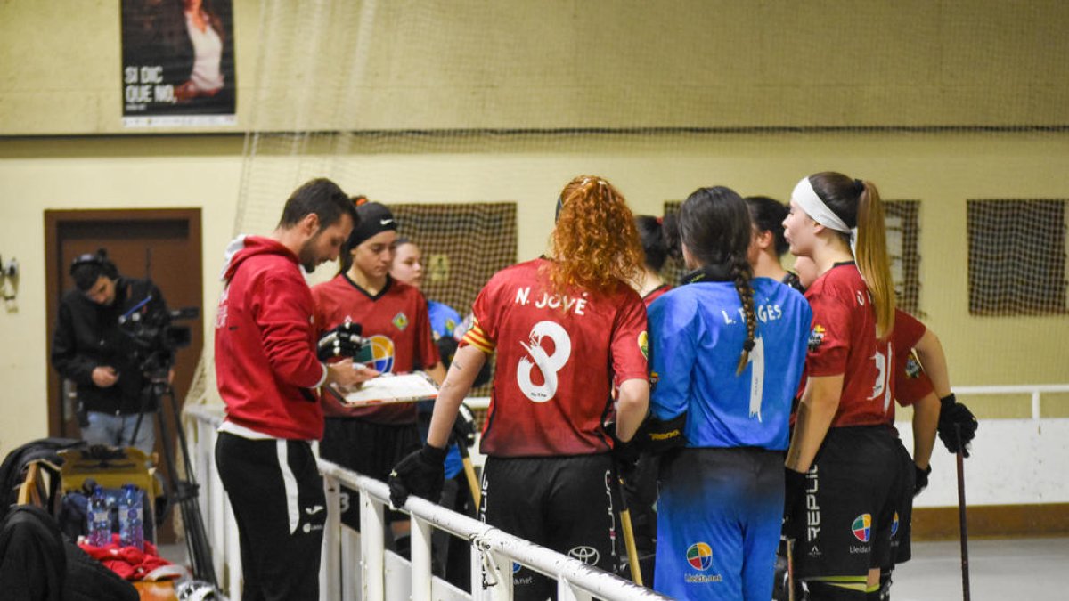 Miquel Serret, entrenador de l’Alpicat, dona instruccions a les jugadores dimarts passat a Vila-sana.