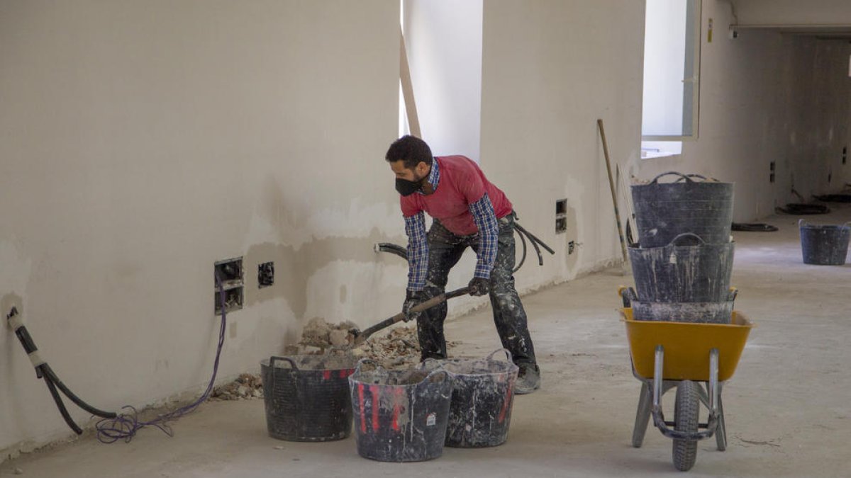 Un operario trabajando en la instalación eléctrica en una obra ayer en Lleida.