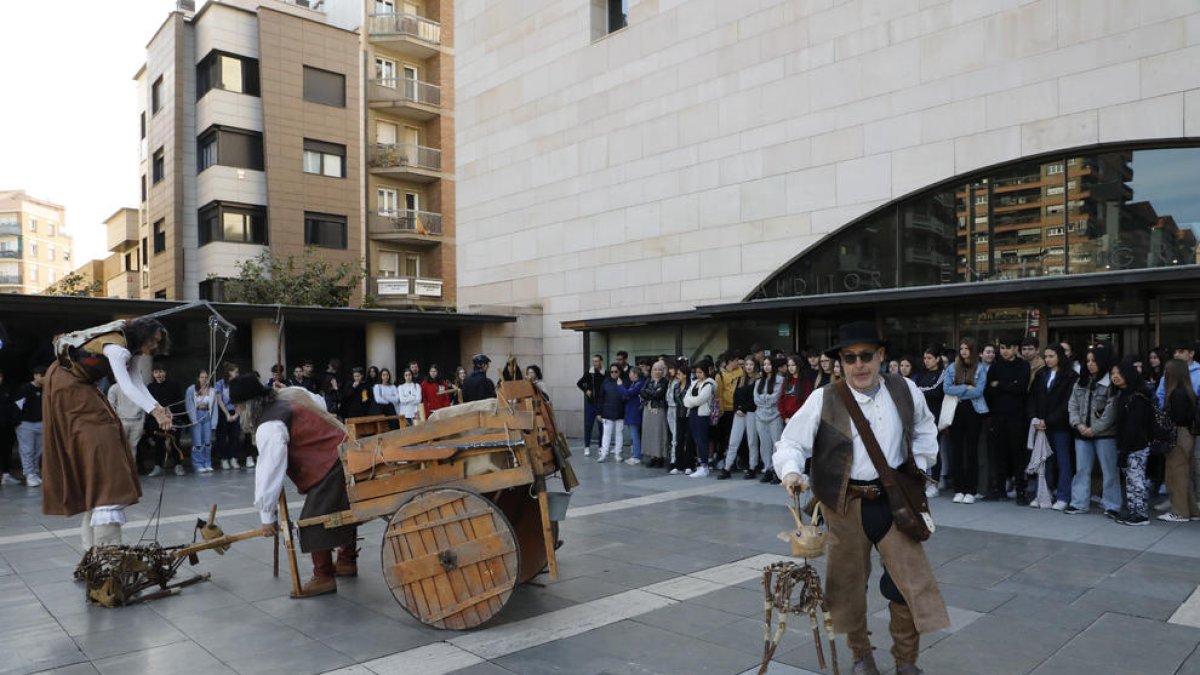 Una de las propuestas teatrales frente al Auditori Municipal.