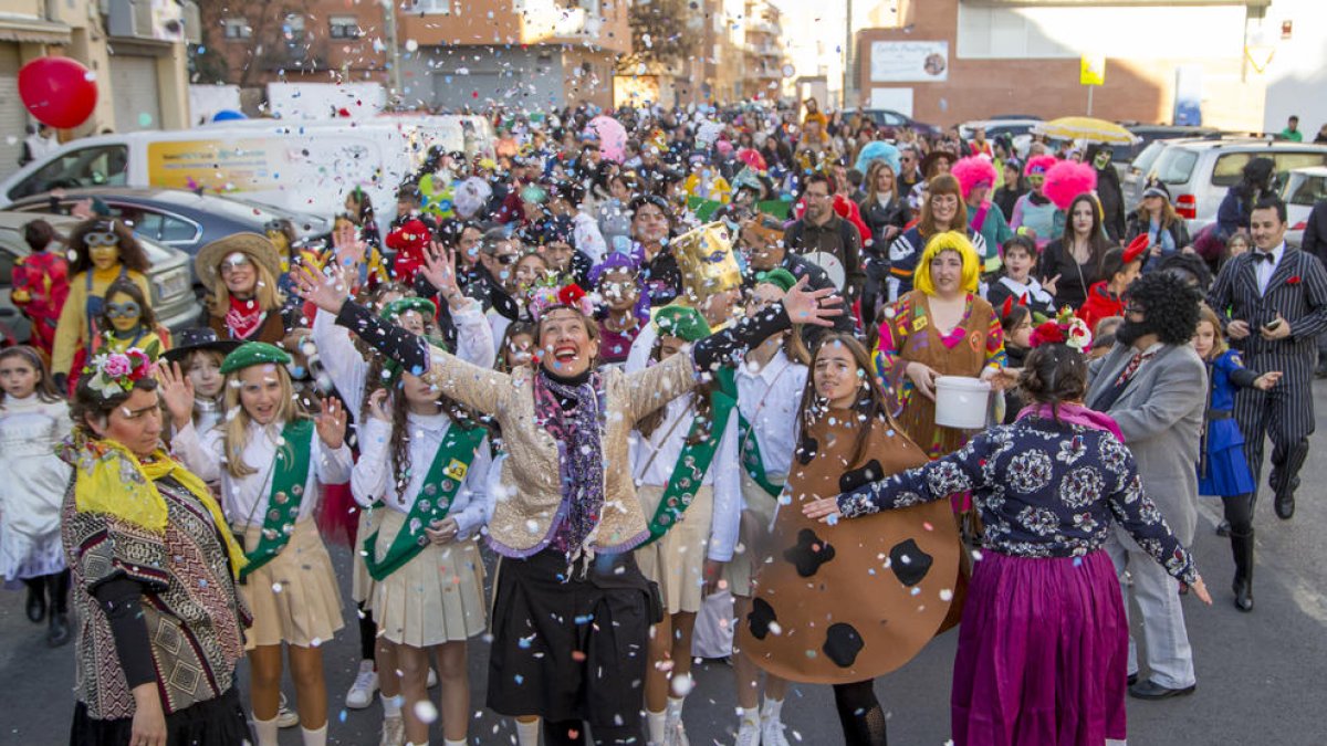 Centenares de vecinos de Pardinyes disfrutaron a lo grande de su fiesta de Carnaval.