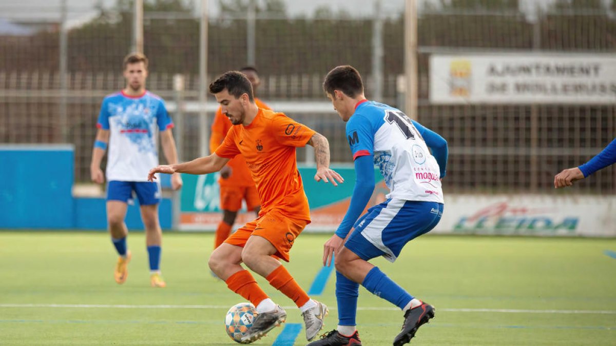 Una jugada del partit de la primera volta, en el qual el Mollerussa es va imposar a l’Atlètic Lleida.