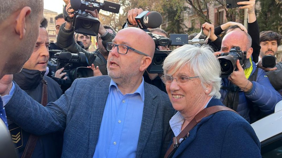 L'advocat Gonzalo Boye i l'exconsellera Clara Ponsatí, rodejats de càmeres, en el moment de ser detinguda pels Mossos d'Esquadra a Barcelona.