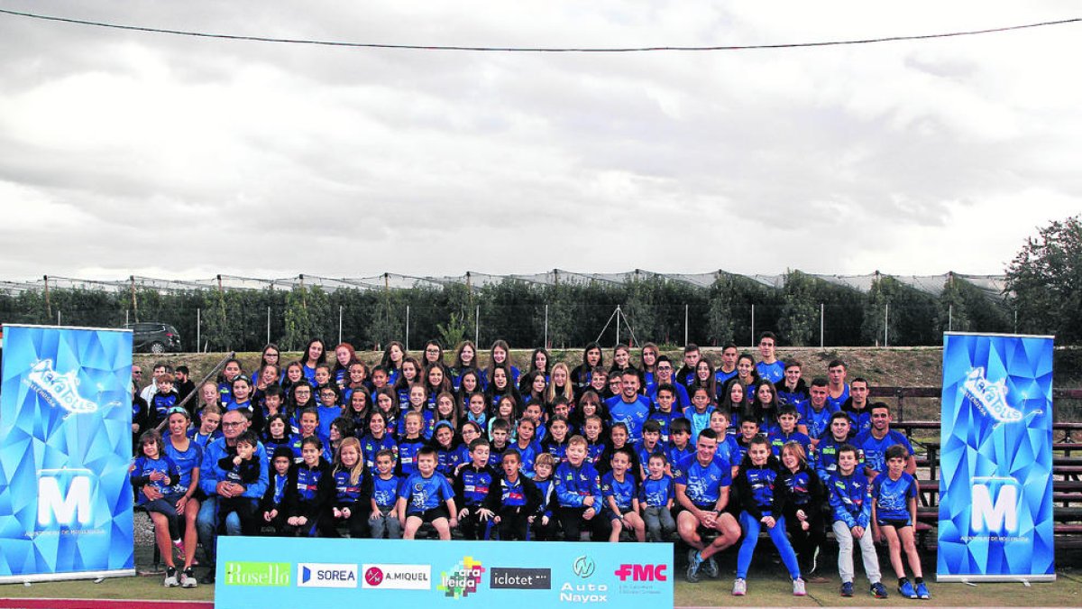 Foto de familia de los atletas y entrenadores de la Associació Atlètica Xafatolls de Mollerussa.