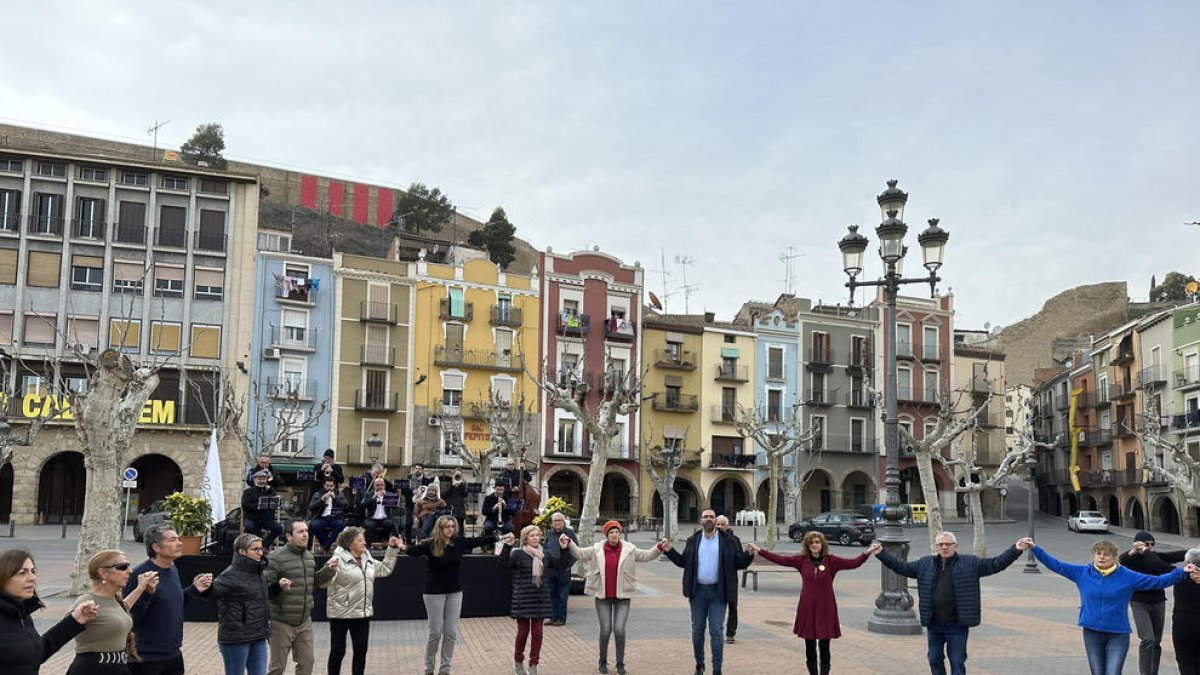 Ballada ahir a la plaça Mercadal amb la Cobla Mil·lenària.