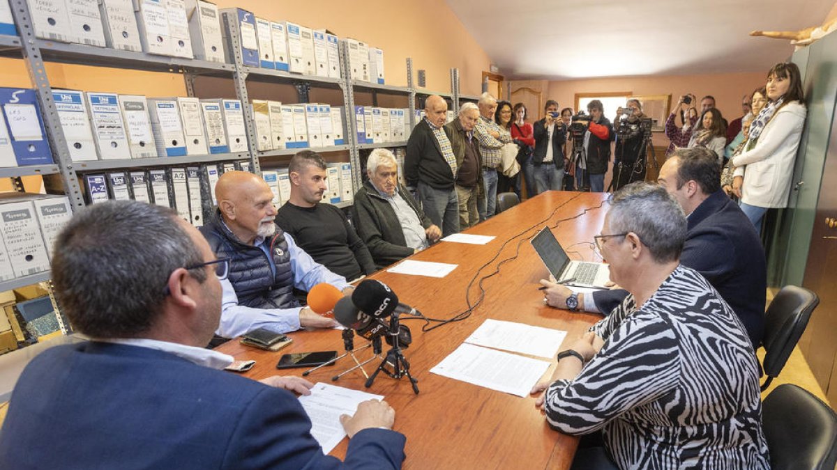 El pleno de Biosca que ratificó el cambio de comarca atrajo a vecinos y medios de comunicación.
