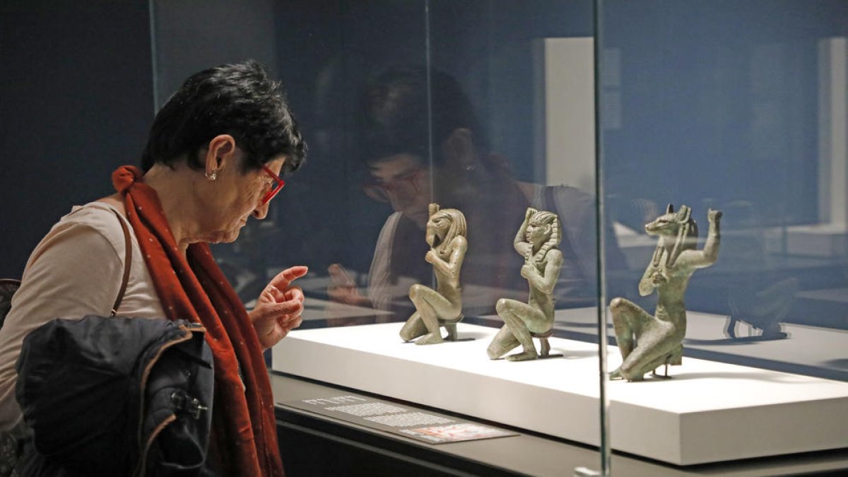 Tres estatuillas de bronce de un faraón y dos representaciones del dios Horus, en la muestra en Lleida.