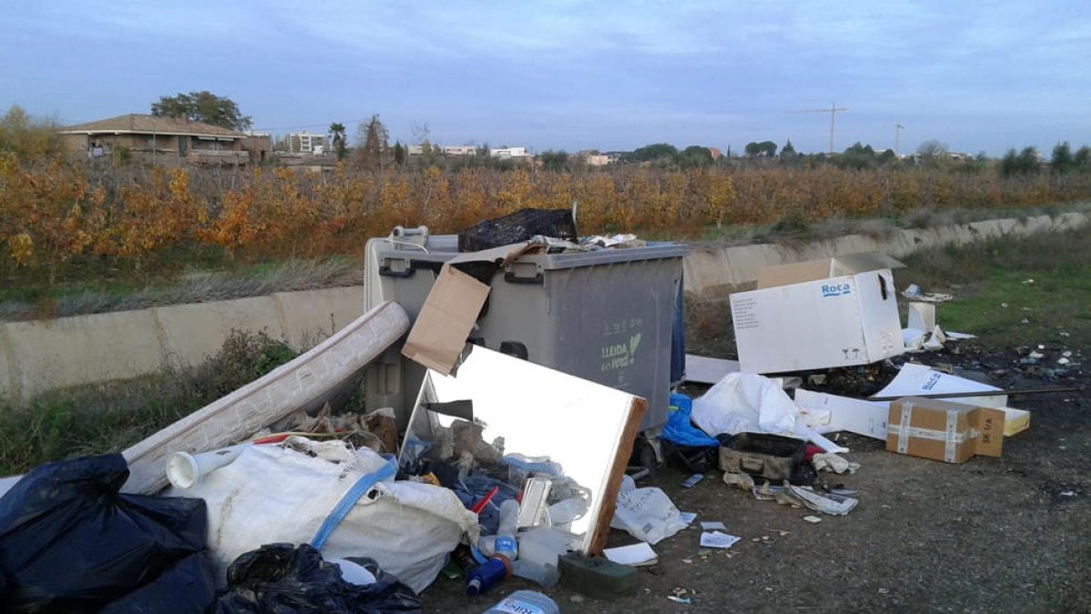 Imagen de archivo de un vertido ilegal de basura en l’Horta. 