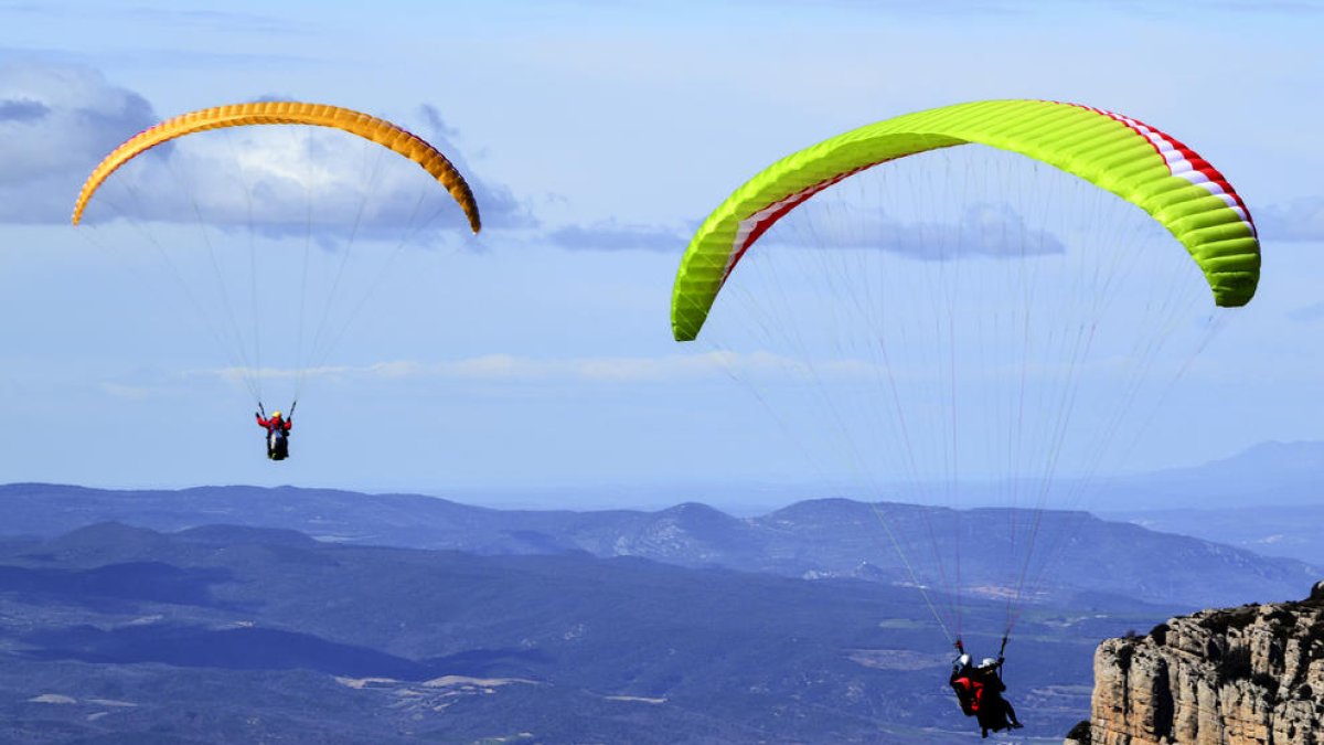 Imatge d’arxiu de dos parapentistes a la Vall d’Àger.