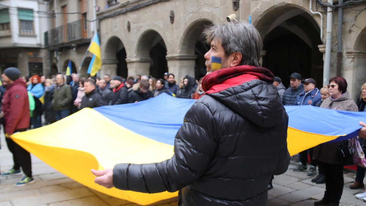 La plaza Major de Guissona acogió ayer a unas 250 personas con motivo del aniversario de la guerra.