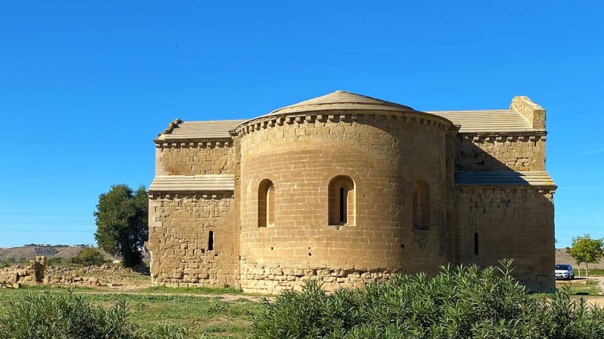 Del que va ser un monestir cistercenc només queda l'església i rengleres de carreus del claustre, el celler i algunes dependències monàstiques